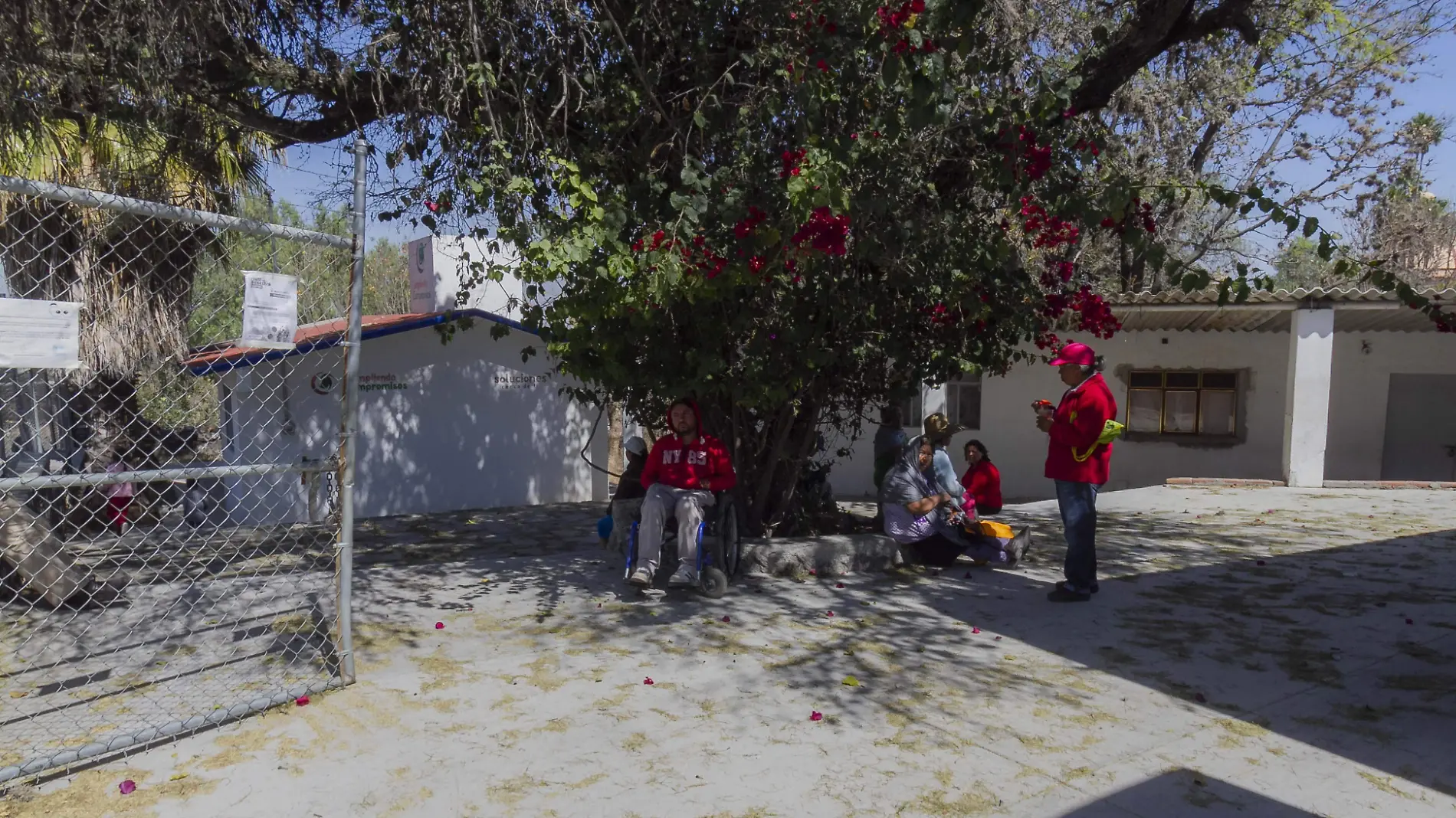 Los habitantes acuden a la casa de salud porque ahora es un punto de reunión, ya no ofrece consultas médicas. Foto César Ortiz